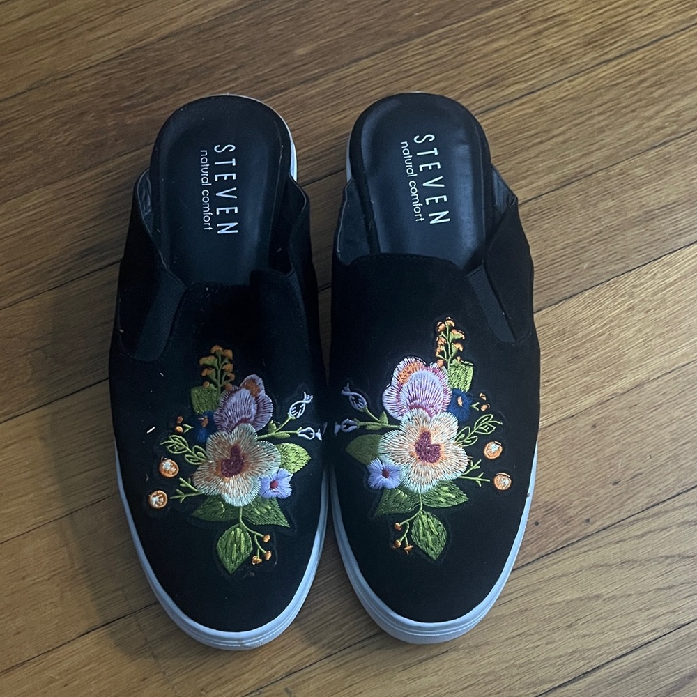 2 items - 8$
Steven - Natural Comfort Black Mules with Colorful Floral Design